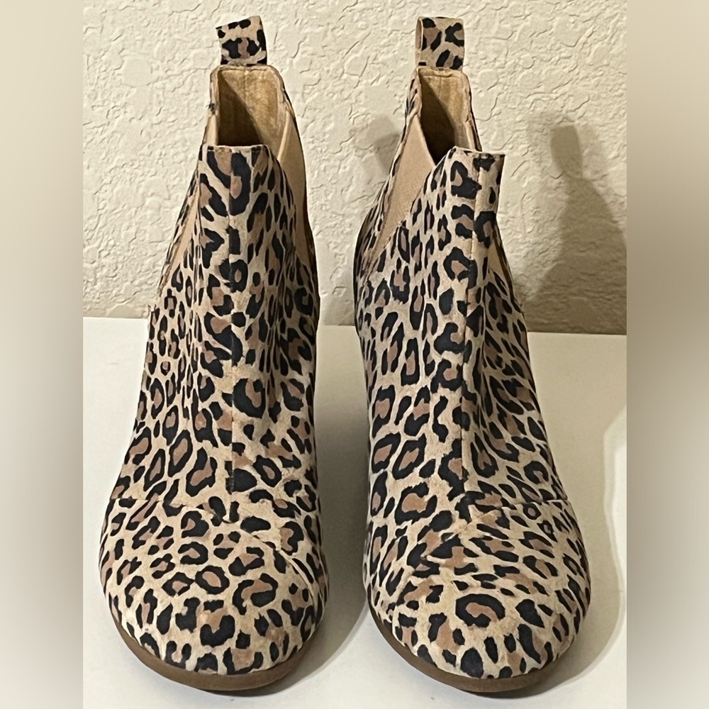 TOMS Women's Kelsey Leopard Round Toe Wedge Fashion Boot